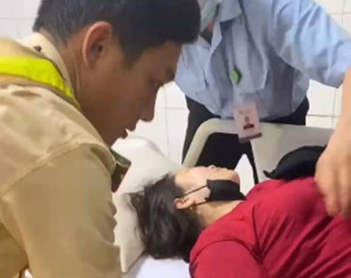 Cảnh sát giao thông hỗ trợ, giúp người gặp nguy hiểm lên băng ca vào phòng cấp cứu.