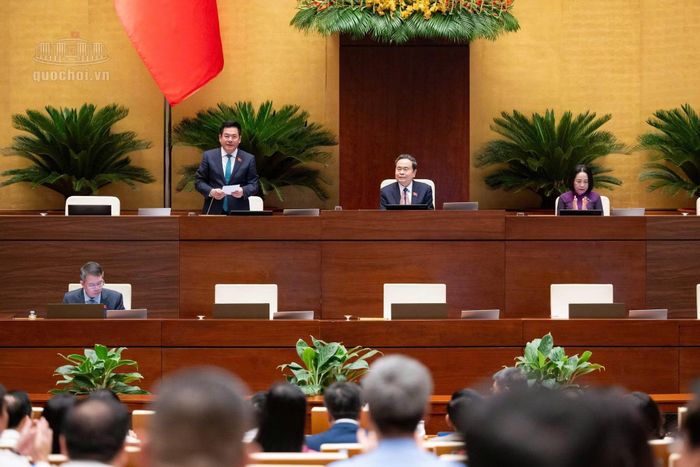 Phó Chủ tịch Quốc hội Nguyễn Hồng Diên điều hành phiên họp.