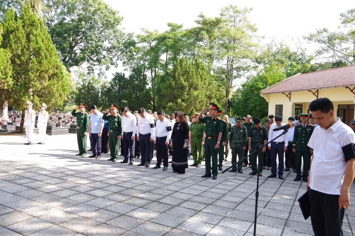 Ngày 20/10, Ban Chỉ đạo tìm kiếm, quy tập và xác định danh tính hài cốt liệt sĩ tỉnh Cao Bằng tổ chức cất bốc, quy tập hài cốt liệt sĩ Hoàng Ngọc Lầu tại Tổ Tân An 3, phường Tân Giang và tổ chức Lễ truy điệu, an táng tại Nghĩa trang Liệt sĩ Thanh Sơn, phường Thục Phán, tỉnh Cao Bằng.