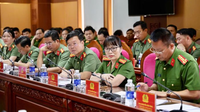 Thiếu tướng Nguyễn Hữu Hợp, Giám đốc Công an TP Đà Nẵng, cùng các đại biểu dự hội nghị.