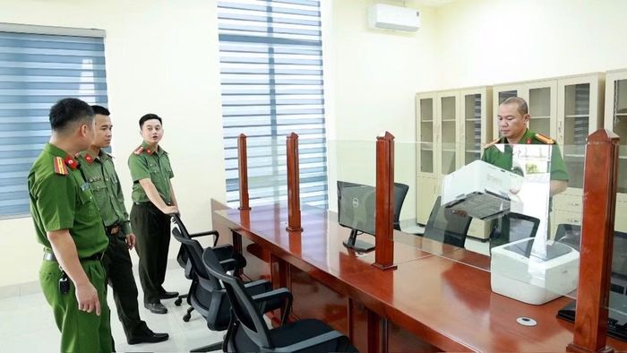 Các CBCS Công an xã Khuất Xá đang bố trí, sắp đặt phòng tiếp dân và giải quyết thủ tục hành chính