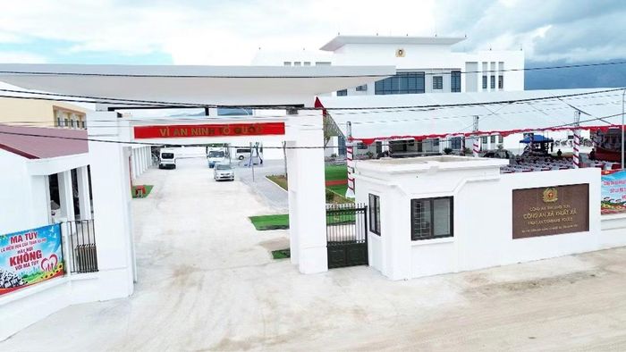 Khuôn viên rộng rãi, sạch đẹp của trụ sở Công an xã Khuất Xá được Đoàn công tác Bệnh viện Đại học Y Hà Nội tạm trưng dụng thành điểm khám bệnh cho nhân dân.(Ngày 18/10/2026).