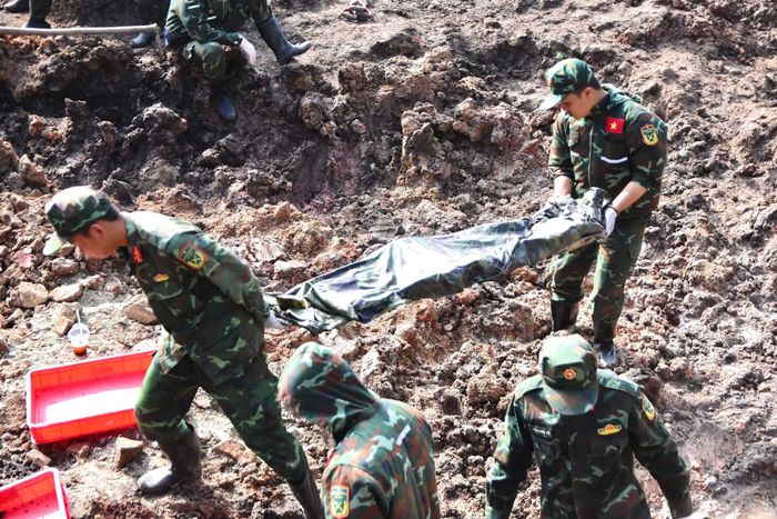 Chỉ riêng trong ngày 20/10, lực lượng tìm kiếm đã phát hiện, quy tập thêm 11 hài cốt liệt sĩ cùng 4 bộ di vật kèm theo.