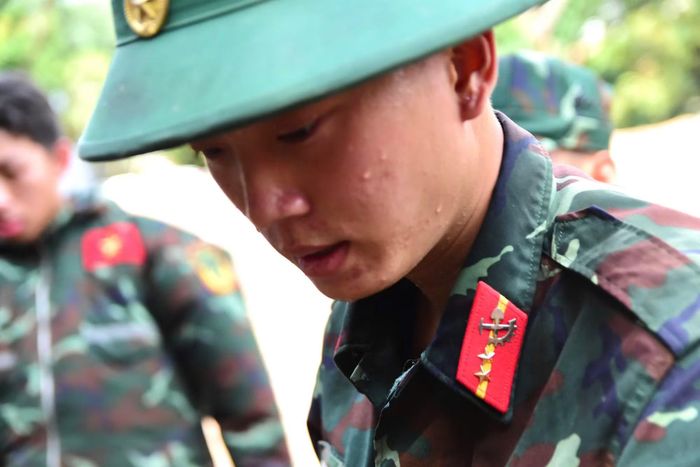 Cán bộ chiến sĩ tìm kiếm, quy tập hài cốt liệt sĩ.
