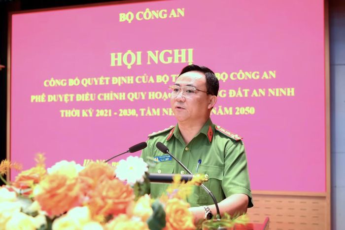  Đại tá Chu Bình Thuận, Phó Cục trưởng Cục Quản lý xây dựng và doanh trại đã công bố Quyết định số 6299/QĐ-BCA-H02 ngày 29/9/2026 của Bộ trưởng Bộ Công an phê duyệt điều chỉnh Quy hoạch sử dụng đất an ninh thời kỳ 2021-2030, tầm nhìn đến năm 2050. 