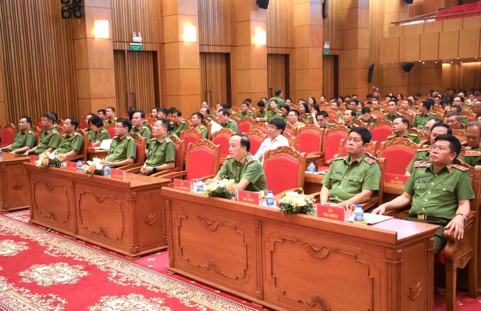  Thứ trưởng Đặng Hồng Đức cùng các đại biểu dự hội nghị. 