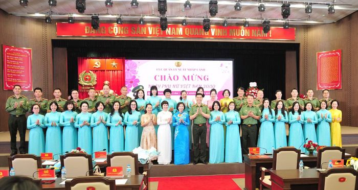 Thiếu tướng Cao Minh Huyền cùng các đồng chí trong Đảng uỷ lãnh đạo Cục Quản lý xuất nhập cảnh chúc mừng các cán bộ nữ của đơn vị.