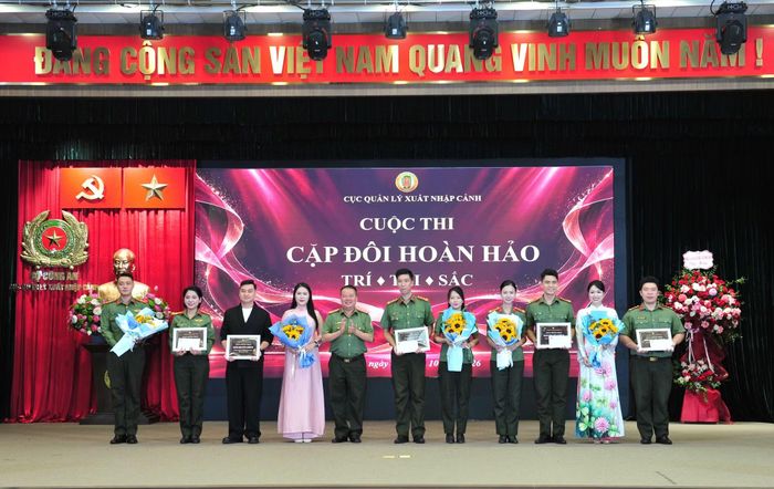 Đại tá Bùi Thế Dương, Trưởng Công an cửa khẩu cảng hàng không Phú Quốc trao giải Khuyến khích cho 5 đơn vị.