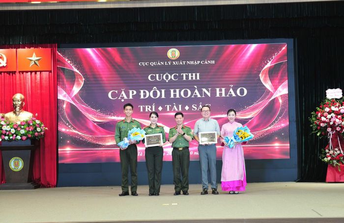 Phòng 3 và Công an cửa khẩu cảng hàng không quốc tế Tân Sơn Nhất vinh dự nhận giải Nhì.