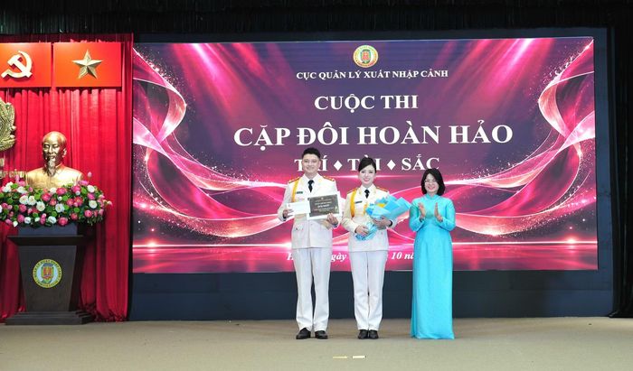 Đại tá Trương Thị Thu Ba, Phó cục trưởng Cục Quản lý xuất nhập cảnh trao giải Nhất cho Công an cửa khẩu cảng hàng không quốc tế Nội Bài.