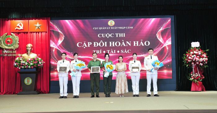 Nhạc sĩ Giáng Son trao giải Ba tặng Phòng 4, Công an cửa khẩu cảng hàng không quốc tế Đà Nẵng và Cam Ranh.