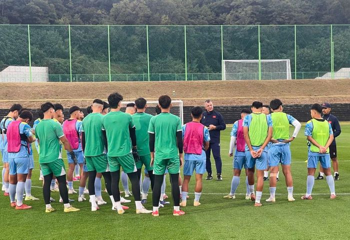Đội tuyển U17 Việt Nam có buổi tập đầu tiên tại Hàn Quốc. Ảnh: VFF