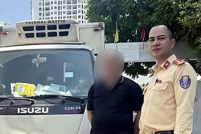 CSGT lập biên bản xử phạt tài xế xe tải.