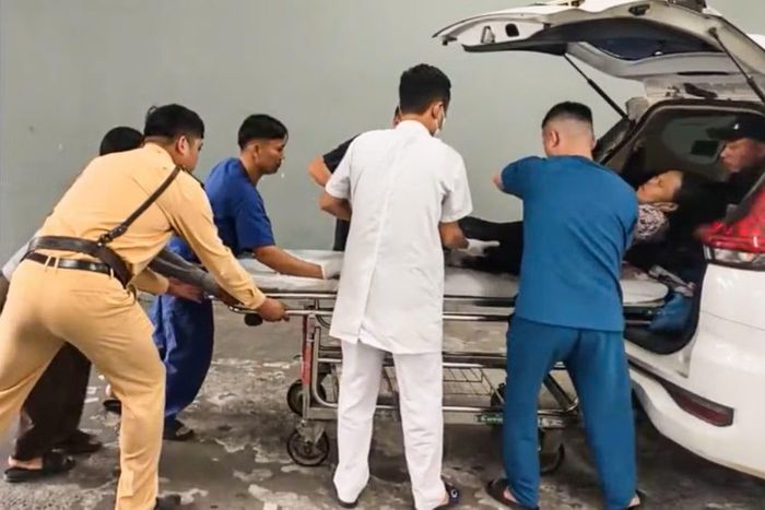 Người dân và CSGT hỗ trợ người phụ nữ gặp tai nạn trên đường.