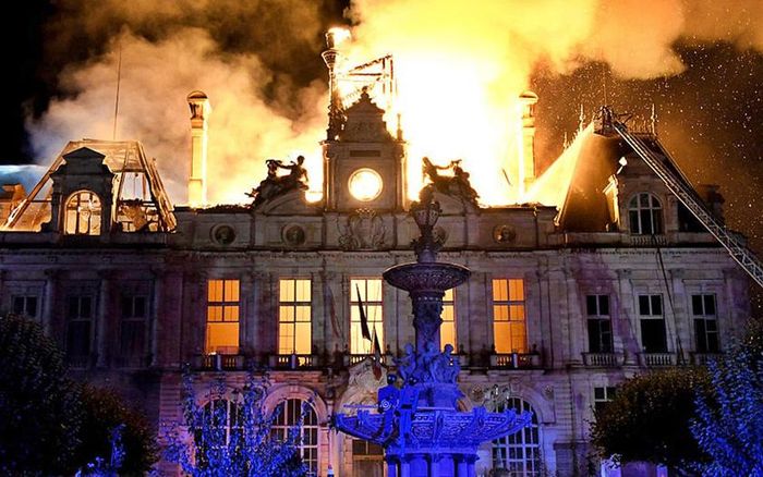 Hình ảnh tòa thị chính Hôtel de Ville thời thế kỷ 19 ở Limoges (Thủ phủ tỉnh Haute-Vienne, thuộc vùng Nouvelle-Aquitaine) bị người biểu tình đốt cháy ngày 17/10, gây bức xúc lớn trong công chúng. Ảnh: Pascal Lachenaud/AFP
