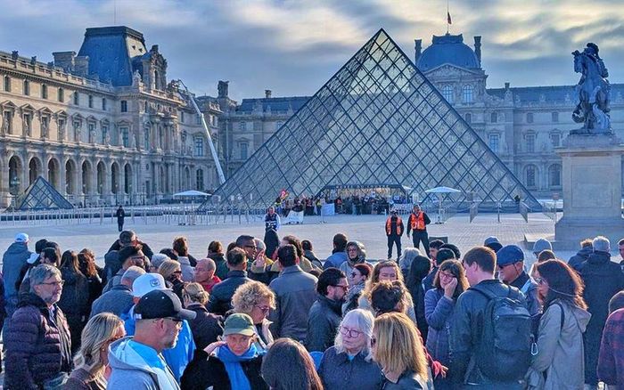 Louvre - một trong những bảo tàng nổi tiếng nhất thế giới - đóng cửa ngày 19/10 do tình trạng bất ổn lan rộng khắp Thủ đô Paris, Pháp. Ảnh: Anadolu/Getty