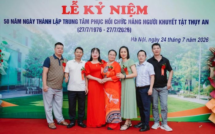 Bà giáo Nguyễn Thị Lợi và các cựu học sinh tại Lễ kỷ niệm 50 năm ngày thành lập Trung tâm Phục hồi chức năng người khuyết tật Thụy An.