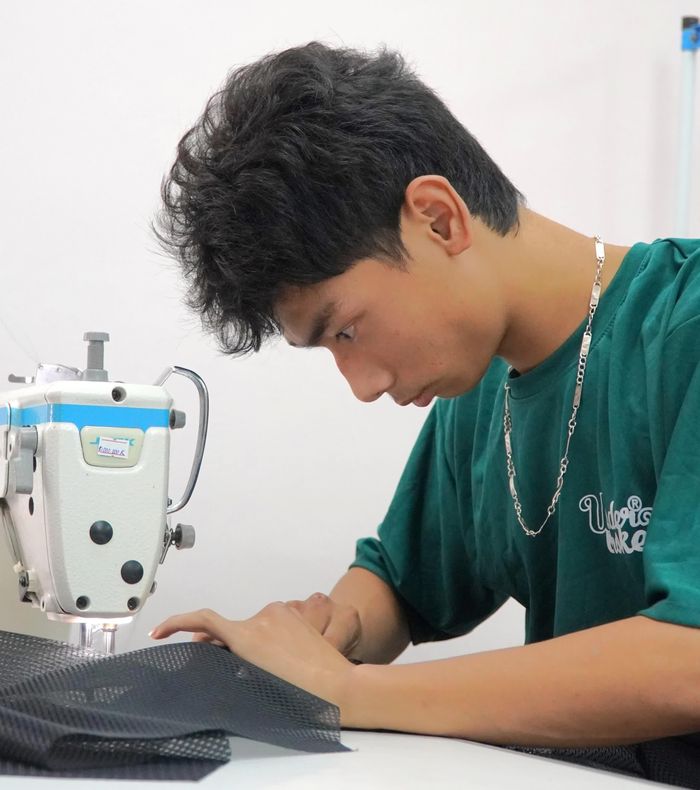 Hoàng, 16 tuổi, mới học nghề khoảng hai năm nhưng được cô Yến nhận xét là tiếp thu nhanh, đôi tay khéo léo.