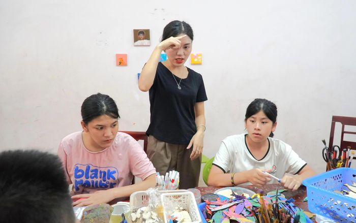 Cô Ánh cũng dạy vẽ cho học sinh bằng ngôn ngữ ký hiệu.