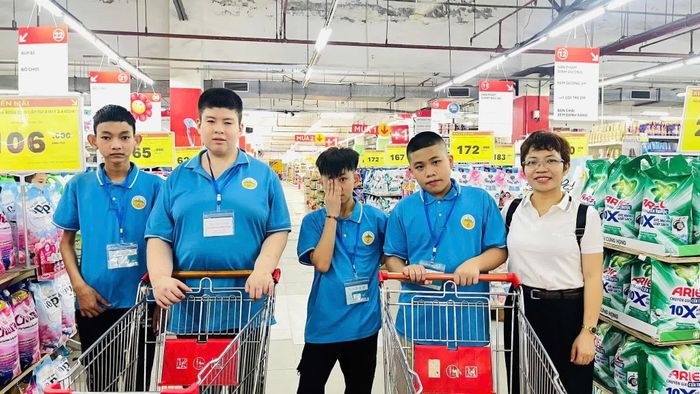 Cô Đỗ Thị Sáu hướng dẫn học sinh cách đi mua hàng ở siêu thị.