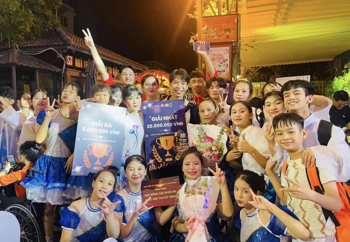 Không nghe được âm thanh, nhưng đội múa của Trung tâm Thụy An thường xuyên giành giải cao trong các cuộc thi.