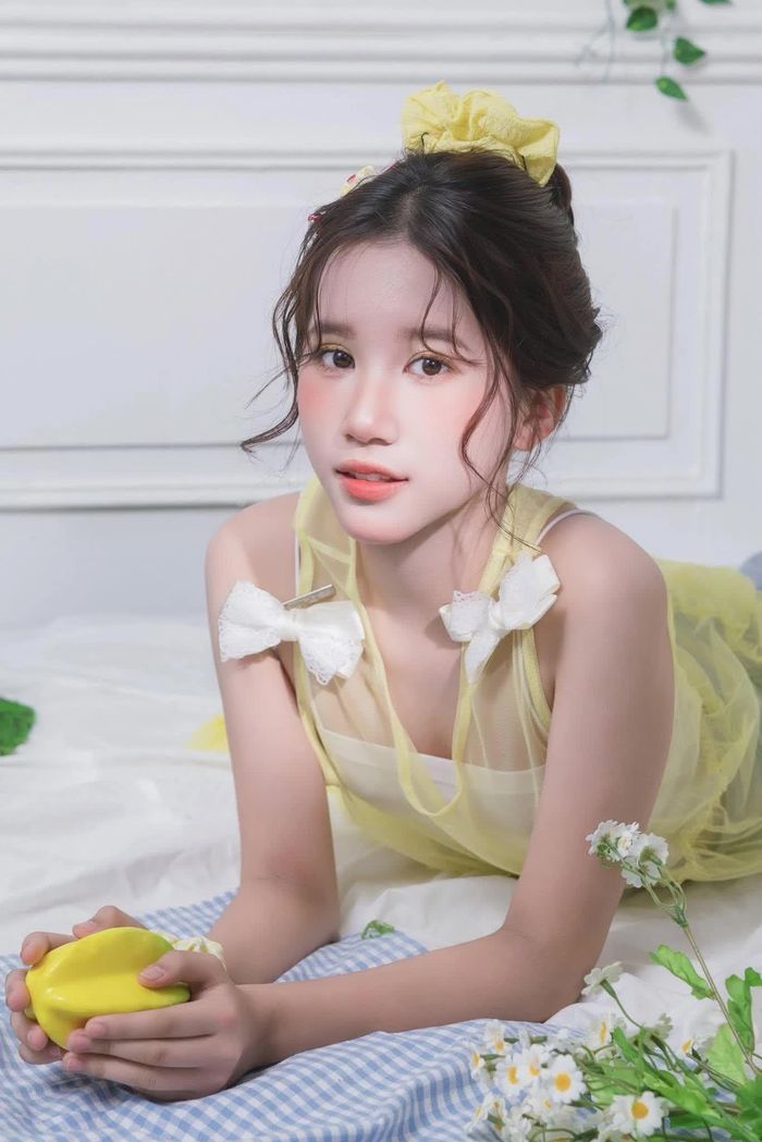 Ở tuổi 13, cô bé ghi dấu ở cả 2 lĩnh vực ca hát và diễn xuất.