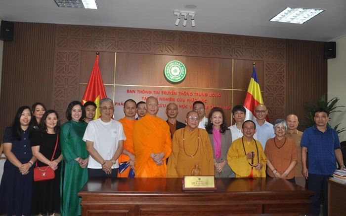 Cùng chụp ảnh lưu niệm
