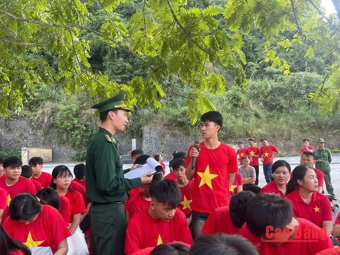 Học sinh Trường THPT Bằng Ca trao đổi các vấn đề về biên giới tại chương trình.