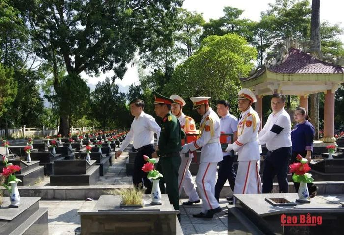 Các đại biểu và thân nhân gia đình liệt sĩ quy tập hài cốt liệt sĩ Hoàng Ngọc Lầu về Nghĩa trang Liệt sĩ Thanh Sơn.