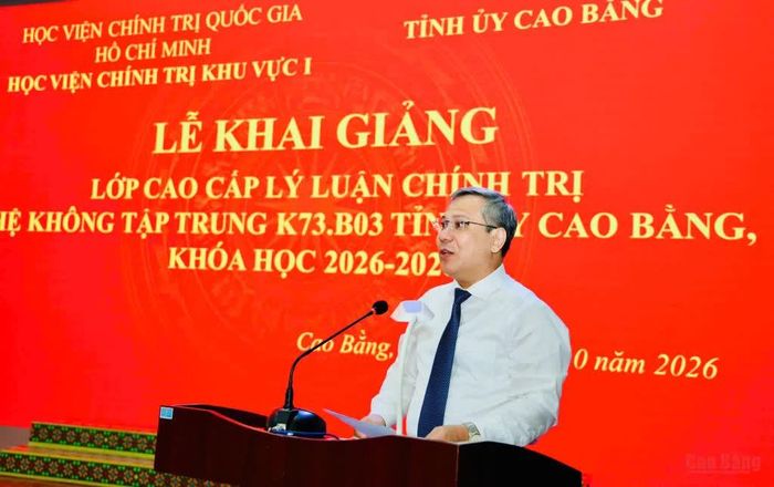 Phó Giám đốc Học viện Chính trị khu vực I Vũ Văn Hậu phát biểu tại lễ khai giảng.