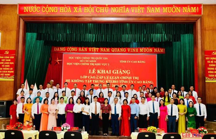 Đại biểu và học viên chụp ảnh lưu niệm.
