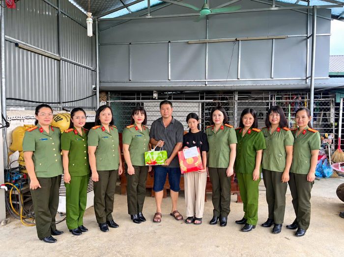 Hội Phụ nữ Công an tỉnh tặng quà Tết Trung thu cho em nuôi của Đoàn - Hội.