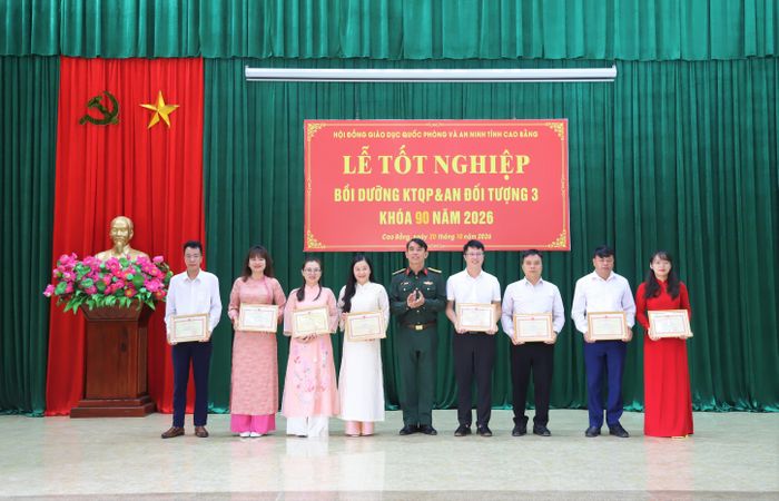 Các học viên có thành tích xuất sắc, tiêu biểu được biểu dương, khen thưởng tại buổi lễ.