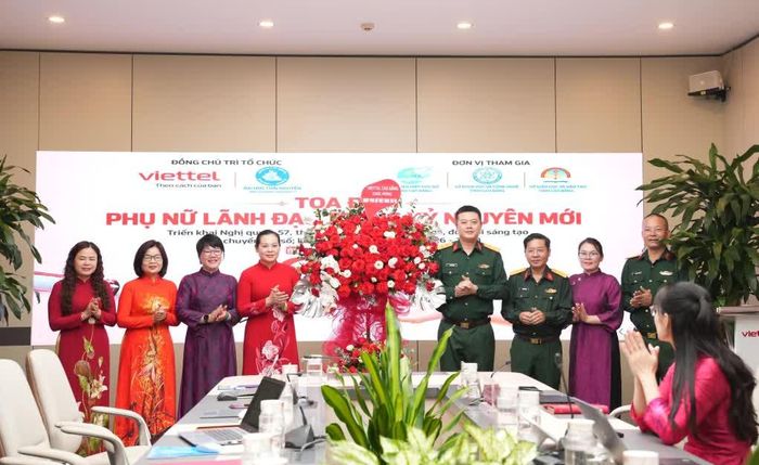 Lãnh đạo Viettel Cao Bằng tặng hoa chúc mừng các nữ đại biểu nhân ngày 20/10.