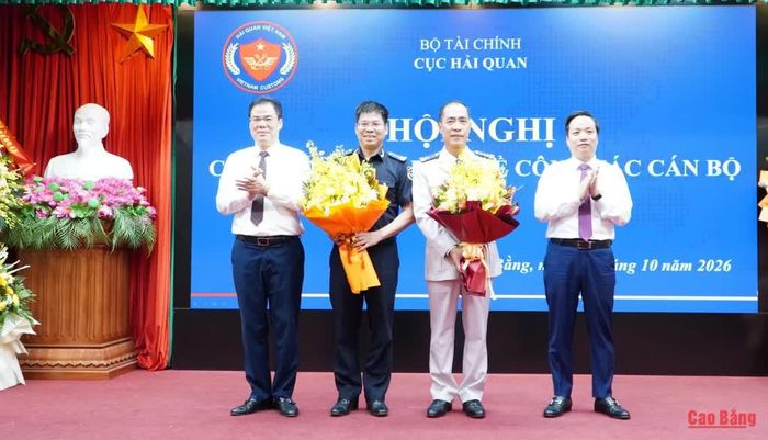 Lãnh đạo tỉnh tặng hoa các đồng chí được bổ nhiệm nhiệm vụ mới.