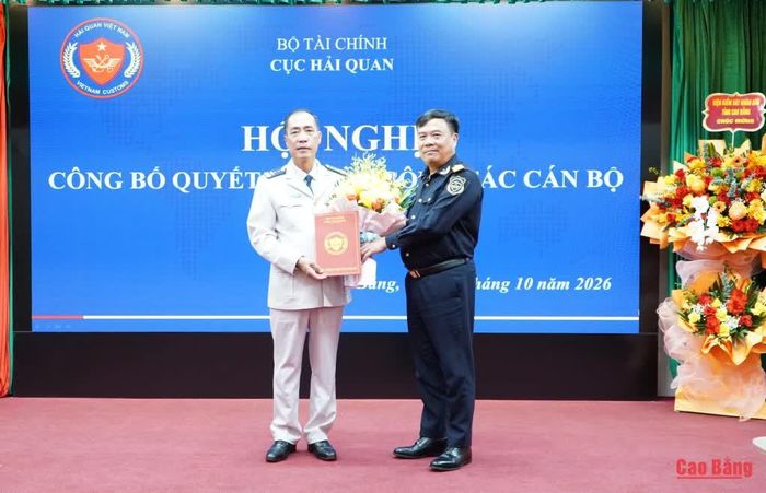 Cục trưởng Cục Hải quan Nguyễn Văn Thọ trao quyết định bổ nhiệm chức vụ Chi cục trưởng Chi cục Hải quan khu vực XVI cho đồng chí Trần Quang Trung.