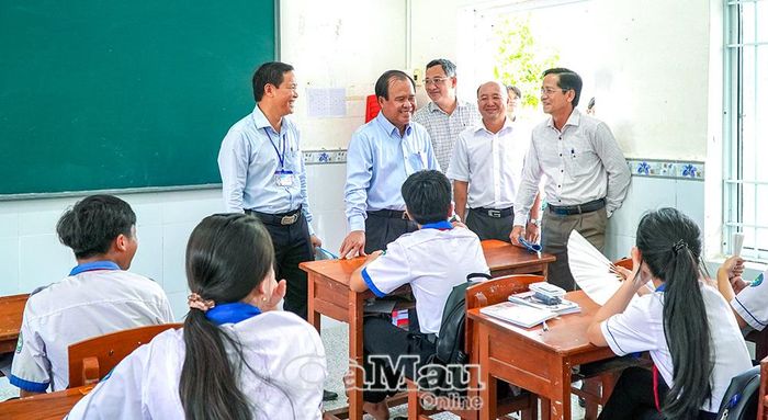 Ông Nguyễn Minh Luân (thứ hai từ trái sang), Uỷ viên Ban Thường vụ Tỉnh uỷ, Phó Chủ tịch UBND tỉnh, cùng đoàn công tác thăm hỏi học sinh Trường Tiểu học và THCS Tân Hưng, nắm bắt tình hình học tập tại cơ sở.
