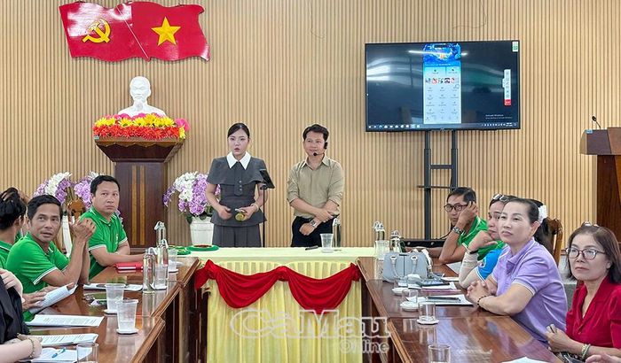 Phụ nữ xã Phú Tân thực hành xây dựng nội dung và phát triển kênh bán hàng trên nền tảng TikTok.