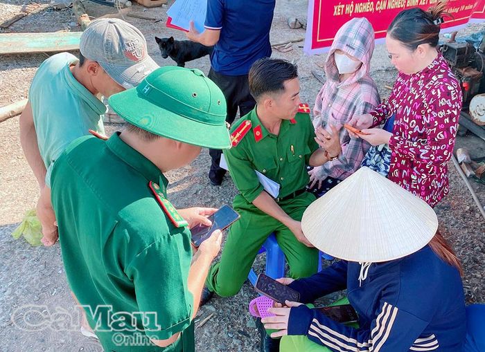 Lực lượng Công an xã Sông Đốc và Đồn Biên phòng Hòn Chuối trực tiếp "cầm tay chỉ việc", hỗ trợ người dân đảo Hòn Chuối kích hoạt tài khoản VNeID và trang bị kỹ năng số.