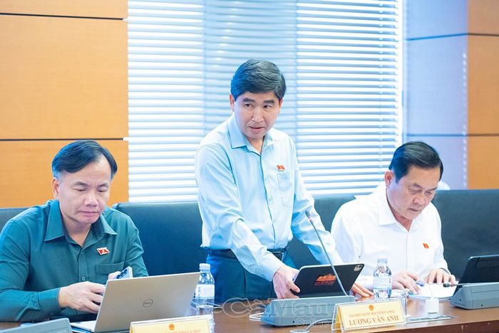 Đại biểu Lương Văn Anh, Uỷ viên chuyên trách Uỷ ban Khoa học, Công nghệ và Môi trường của Quốc hội, đề nghị làm rõ phạm vi điều chỉnh, phân định thẩm quyền ký kết thoả thuận quốc tế và tránh chồng chéo pháp luật.