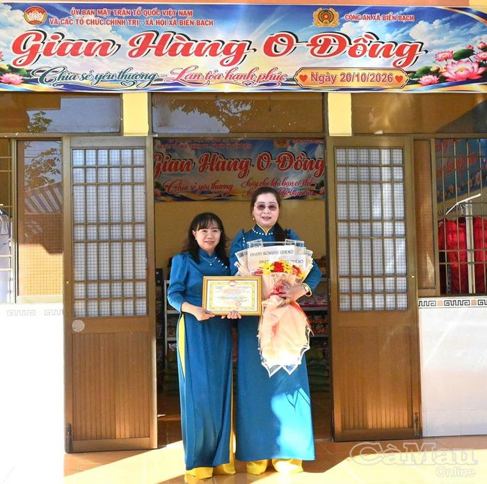 Bà Lê Thị Kim Yến, Chủ tịch Uỷ ban MTTQ Việt Nam xã Biển Bạch (bên trái), trao giấy ghi nhận “Tấm lòng vàng” cho mạnh thường quân.