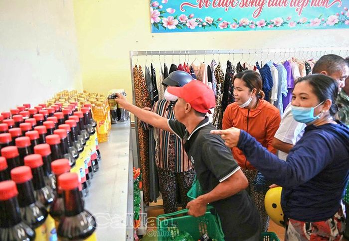 Người dân xã Biển Bạch lựa chọn các mặt hàng thiết yếu tại “Gian hàng 0 đồng - Chia sẻ yêu thương”.