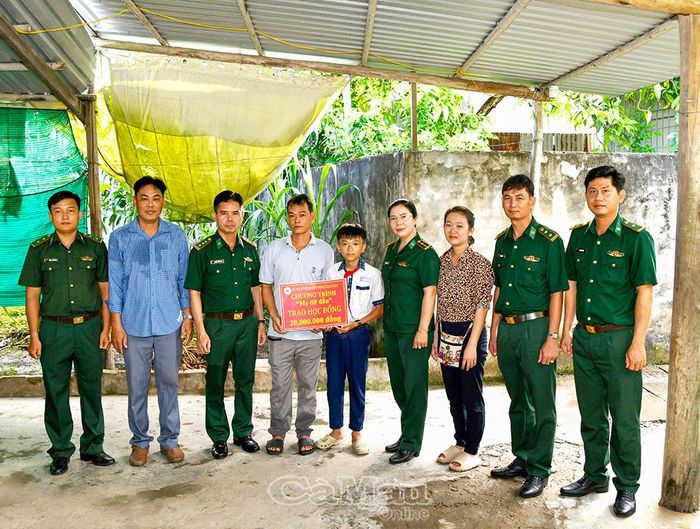 Thượng tá Nguyễn Chí Nguyện, Phó Chủ nhiệm Chính trị BĐBP tỉnh Cà Mau, cùng Hội Phụ nữ BĐBP tỉnh và Đồn Biên phòng Nhà Mát trao học bổng, tặng quà cho cháu Phạm Khải Hoàng.