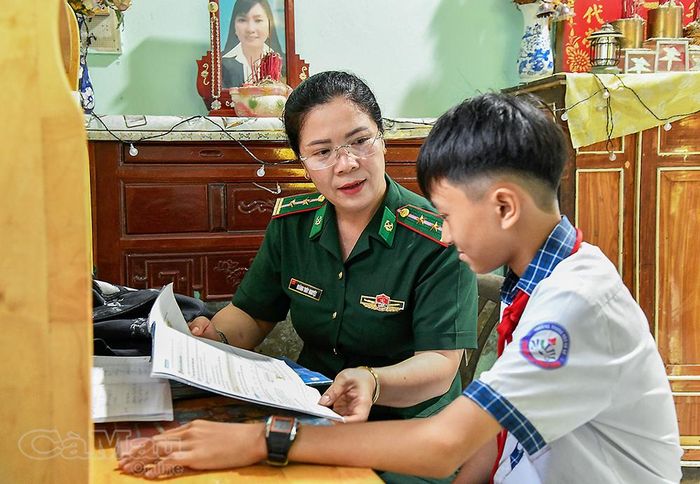 Trung tá Hoàng Thuý Nguyệt, Chủ tịch Hội Phụ nữ BĐBP tỉnh Cà Mau, thăm hỏi, nắm tình hình học tập và động viên cháu Phạm Khải Hoàng nỗ lực vượt khó vươn lên.