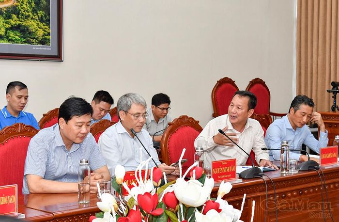  Giám đốc Cảng hàng không Cà Mau Phạm Thanh Lâm thông tin về tiến độ thi công các hạng mục nhà ga hành khách và đường cất hạ cánh.