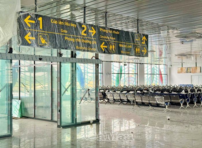  Hệ thống biển báo, phòng chờ và trang thiết bị bên trong nhà ga hành khách Cảng hàng không Cà Mau đã được lắp đặt đồng bộ, sẵn sàng phục vụ hành khách.