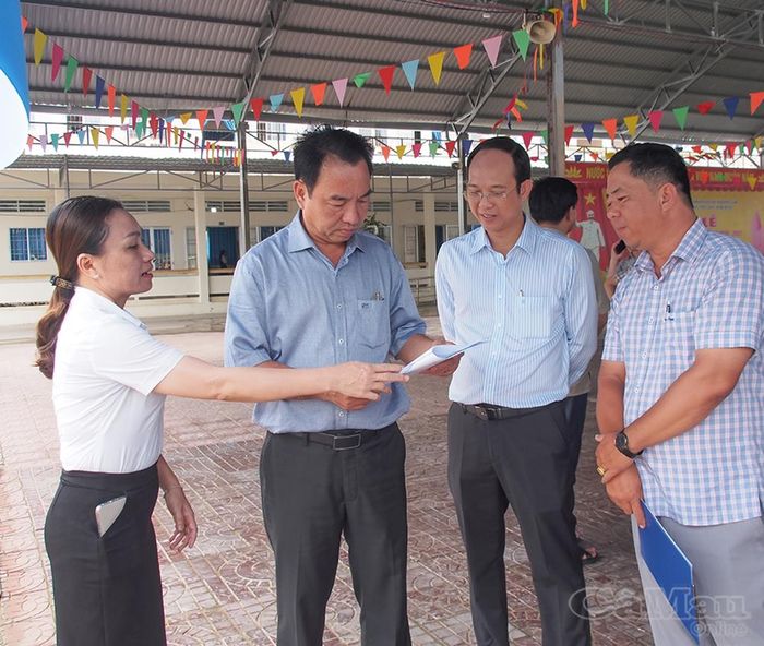 Chủ tịch UBND tỉnh Lữ Quang Ngời kiểm tra cơ sở vật chất tại Trường Tiểu học Kim Đồng.