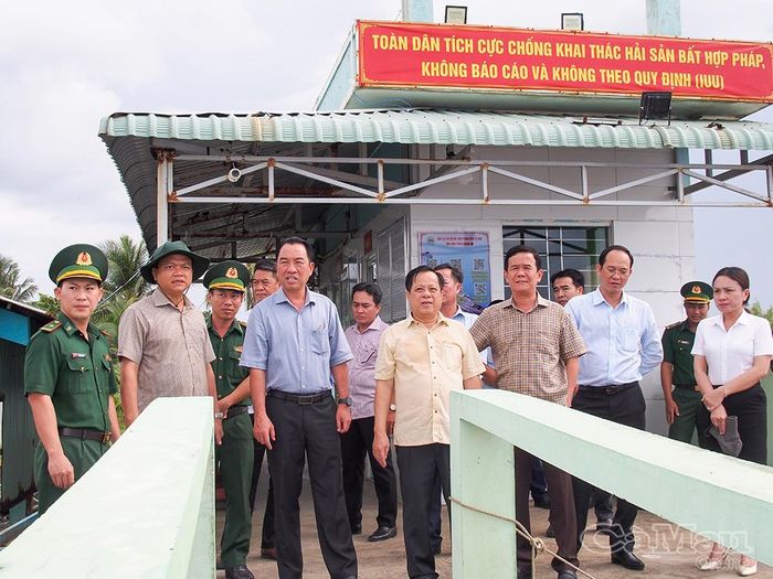  Đoàn công tác nắm bắt tình hình khai thác thuỷ sản tại Trạm Kiểm soát Biên phòng Kinh Hội, Đồn Biên phòng Khánh Hội.