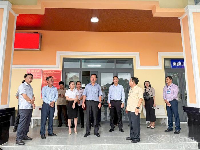 Đoàn công tác kiểm tra hoạt động tại Trung tâm Phục vụ hành chính công xã Khánh Lâm.