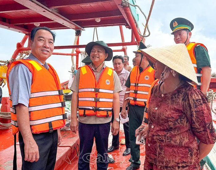 Chủ tịch UBND tỉnh Lữ Quang Ngời (bìa trái) thăm hỏi ngư dân về tình hình đánh bắt thuỷ sản.